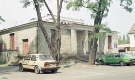 "Piastów", budynek stacyjny od strony miasta, 1999. Fot. J. Szeliga